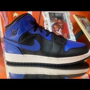 Air Jordan Mid “hyper royal”